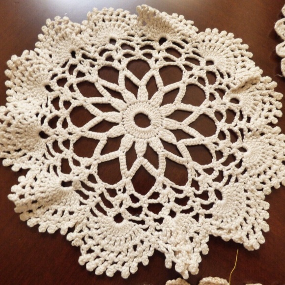 VTG lot of 4 Table Doily Lace Center Mat Dresser hand crochet Beige Cream - Picture 4 of 7